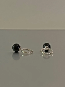 Détail de boucles d'oreilles créoles en argent S925 avec pendentifs en onyx noir poli