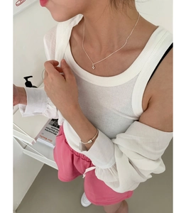 Vue détaillée du collier en argent 925 avec croix perlée et bracelet perle sur mannequin