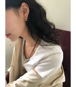 925 silver hollow heart stud earrings and gold pendant necklace set on female model