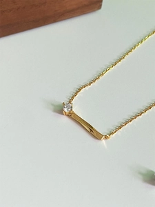 Détail du collier en argent s925 avec zircon unique et pendentif à barre horizontale