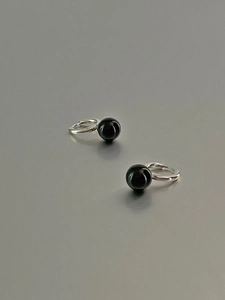 Gros plan de boucles d'oreilles créoles en argent S925 avec perles d'onyx noir polies