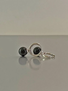 Vue détaillée des boucles d'oreilles en argent S925 avec pendentifs onyx noir et gravure