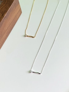 Détail macro du collier barre en argent sterling S925 avec un petit zircon élégant