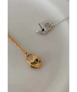 Vue détaillée des pendentifs cœur avec pierres bleues et gravures personnalisées