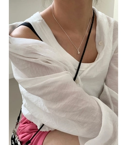 Collier minimaliste en argent sterling 925 avec pendentif fleur porté par un modèle