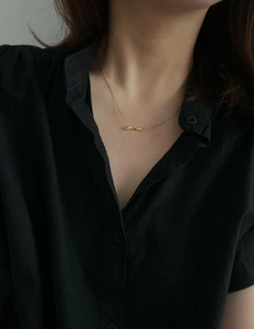 Collier ras du cou doré élégant avec pendentif barre minimaliste et petit diamant