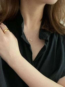 Gros plan d'un collier en argent S925 minimaliste avec pendentif en zircon sur modèle