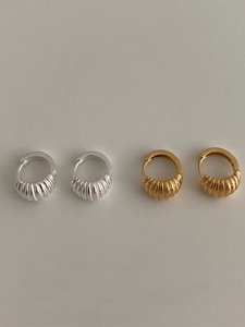 Detailed view of 925 sterling silver mini croissant hoop earrings in gold and silver