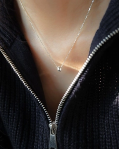 Élégant collier en argent sterling 925 avec pendentif étoile ovale sur un mannequin