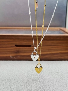 Détail des colliers pendentifs cadenas en forme de cœur en argent S925 doré et argenté
