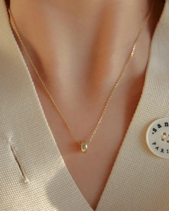 Collier Starry en argent 925 avec pendentif cylindre doré gravé d'une étoile sur modèle