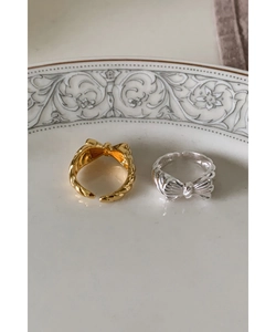 Detailed close-up of 925 sterling silver bow rings with elegant twisted rope texture