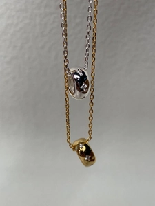 Macro détaillée des pendentifs étoilés en or et argent avec petits diamants incrustés