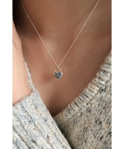 Gros plan du collier cadenas en argent 925 avec zircon bleu et gravure for me sur le cœur