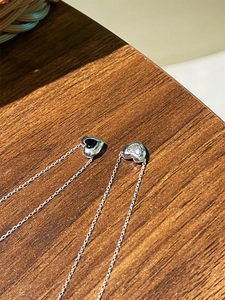 Détail de colliers en argent S925 avec pendentifs cœur en zircon noir et cristal brillant