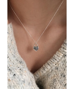 Détail macro du collier cadenas coeur en argent 925 avec gemme bleue et gravure for me