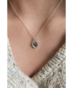 Collier cadenas cœur en argent 925 avec pierre bleue et gravure porté par un modèle