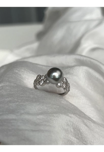 Macro shot of 925 sterling silver ring featuring a dark grey pearl and micro-pave zircons