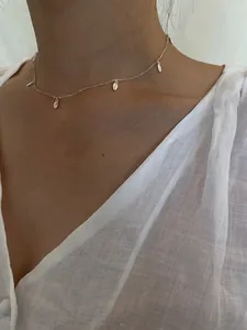 Détail des pendentifs feuilles de cerisier en argent sur une chaîne fine en S925