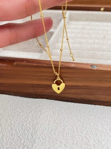Vue détaillée d'un collier médaillon cœur en argent sterling 925 doré avec chaîne à billes