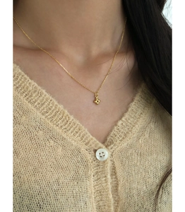 Collier croix en argent 925 doré porté par un mannequin pour un style minimaliste pur