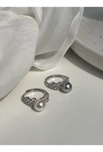 S925 sterling silver pearl rings with heart zircon accents on a clean white surface