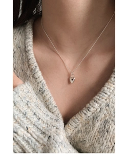 Détail d'un collier pendentif cœur en argent 925 avec gravure et petite pierre