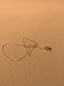 Vue détaillée du pendentif étoile en argent 925 sur une chaîne délicate en O