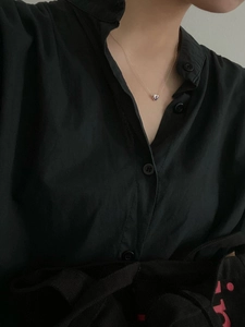 Détail d'un collier cœur en argent S925 avec zircon rose porté par un mannequin
