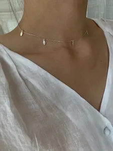 Détail du collier en argent sterling S925 avec breloques feuilles sur cou