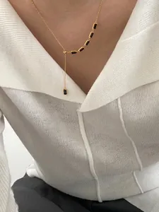 Collier en argent 925 doré avec pierres noires rectangulaires et chaîne en Y ajustable