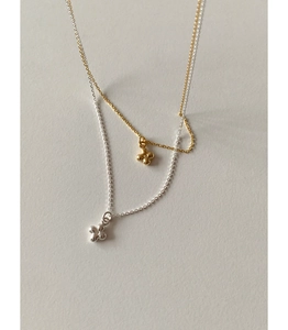 Vue détaillée des pendentifs trèfle en argent sterling 925 avec finitions or et argent