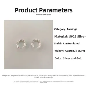 Détails macro de boucles d'oreilles coquillage en argent S925 avec texture torsadée