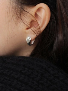 Boucles d'oreilles coquillage en argent sterling 925 avec design ondulé sur l'oreille