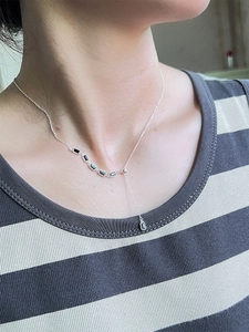 Détail du collier en argent avec pierres précieuses rectangulaires vertes et noires