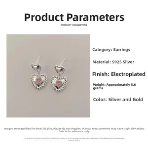 Détails macro de boucles d'oreilles cœur rose en argent S925 avec bordure torsadée dorée