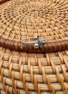 Bague nœud en argent sterling 925 avec perle polie sur fond de panier tissé