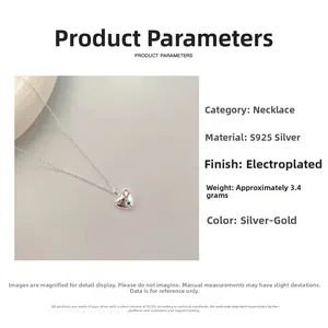 Détail du collier cœur en argent S925 avec des accents de cristaux roses et verts
