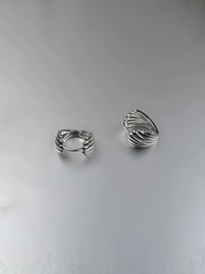 Détail de boucles d'oreilles coquillage en argent 925 avec design éventail et fermoir