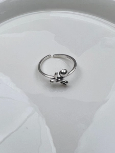 Vue détaillée de la bague nœud en argent sterling S925 avec anneau réglable et perle
