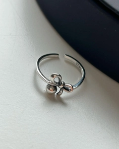 Vue détaillée de la bague nœud en argent sterling S925 avec anneau réglable et poinçon