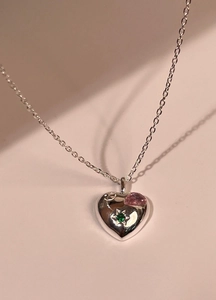 Détail du pendentif cœur en argent S925 avec cristaux poire rose et étoile verte