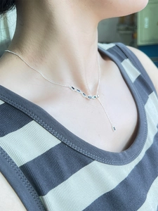 Vue détaillée d'un collier en Y en argent S925 avec des pierres précieuses bleu foncé