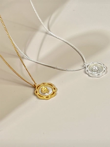 Détails des pendentifs rose en argent 925 doré avec incrustation de nacre blanche douce