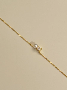 Elegant gold necklace with minimalist freshwater pearl and square zircon pendant detail