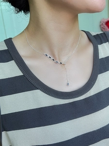 Collier en Y avec pierres noires rectangulaires sur une chaîne minimaliste en argent