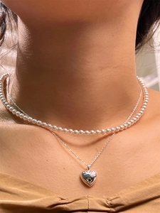 Détail du collier double rang en argent S925 avec perles et pendentif cœur rose