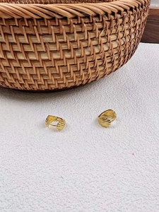 Détail des boucles d'oreilles en argent 925 avec un design texturé en forme de coquillage