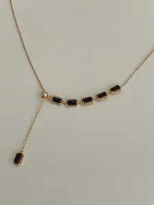 Détail du collier en Y en argent 925 plaqué or avec pierres précieuses noires carrées