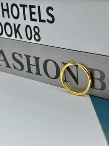 Vue rapprochée d'une bague spirale dorée torsadée au fini métallique minimaliste